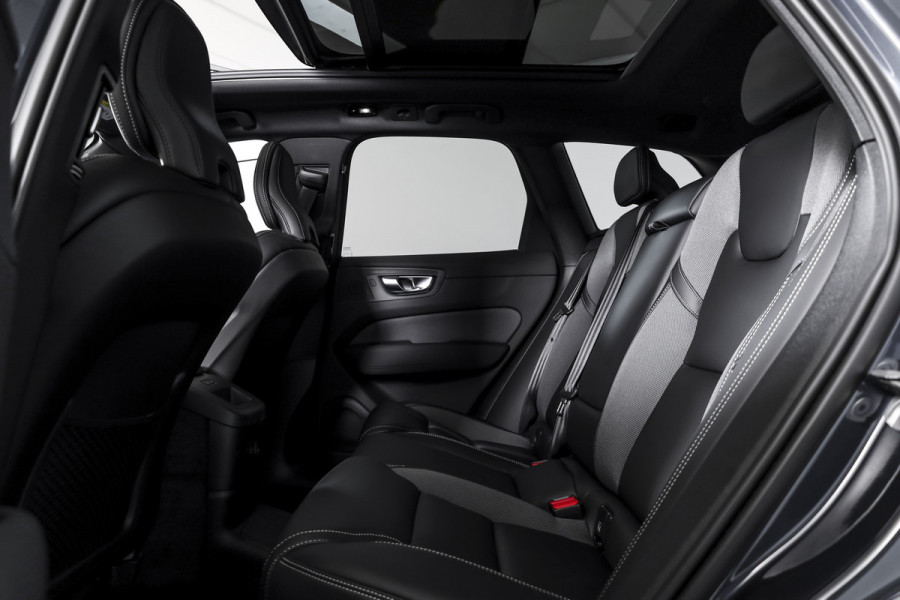 Volvo XC60 2.0 T8 Plug-in hybrid AWD Ultra Black Edition Facelift | Harmon Kardon | S/K Panodak | Dig.Cockpit | Adapt.Cruise | Stoel-+Stuurverw. | 360 Camera | NAV+App.Connect | Auto.Airco | LM 21" | 1049