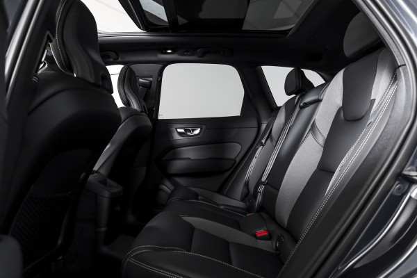 Volvo XC60 2.0 T8 Plug-in hybrid AWD Ultra Black Edition Facelift | Harmon Kardon | S/K Panodak | Dig.Cockpit | Adapt.Cruise | Stoel-+Stuurverw. | 360 Camera | NAV+App.Connect | Auto.Airco | LM 21" | 1049