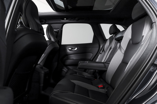 Volvo XC60 2.0 T8 Plug-in hybrid AWD Ultra Black Edition Facelift | Harmon Kardon | S/K Panodak | Dig.Cockpit | Adapt.Cruise | Stoel-+Stuurverw. | 360 Camera | NAV+App.Connect | Auto.Airco | LM 21" | 1049