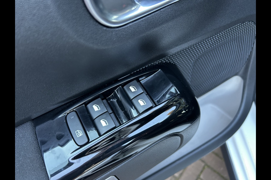 Citroën C3 1.2 Shine Navi, Camera, Carplay, 17" LMV, Trekhaak afn.