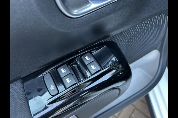 Citroën C3 1.2 Shine Navi, Camera, Carplay, 17" LMV, Trekhaak afn.