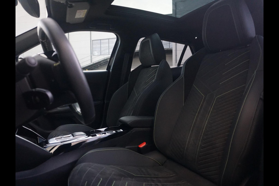 Peugeot e-2008 EV GT 54 kWh | Panorama schuifdak dak |  Warmtepomp | Gripcontrol | All seasonbanden |