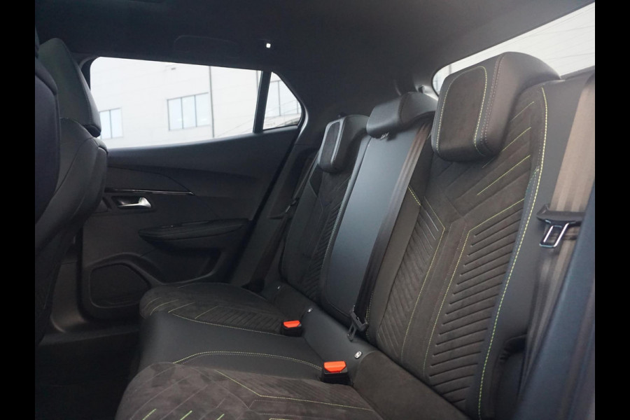 Peugeot e-2008 EV GT 54 kWh | Panorama schuifdak dak |  Warmtepomp | Gripcontrol | All seasonbanden |