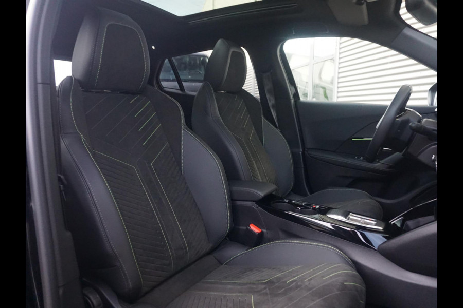 Peugeot e-2008 EV GT 54 kWh | Panorama schuifdak dak |  Warmtepomp | Gripcontrol | All seasonbanden |