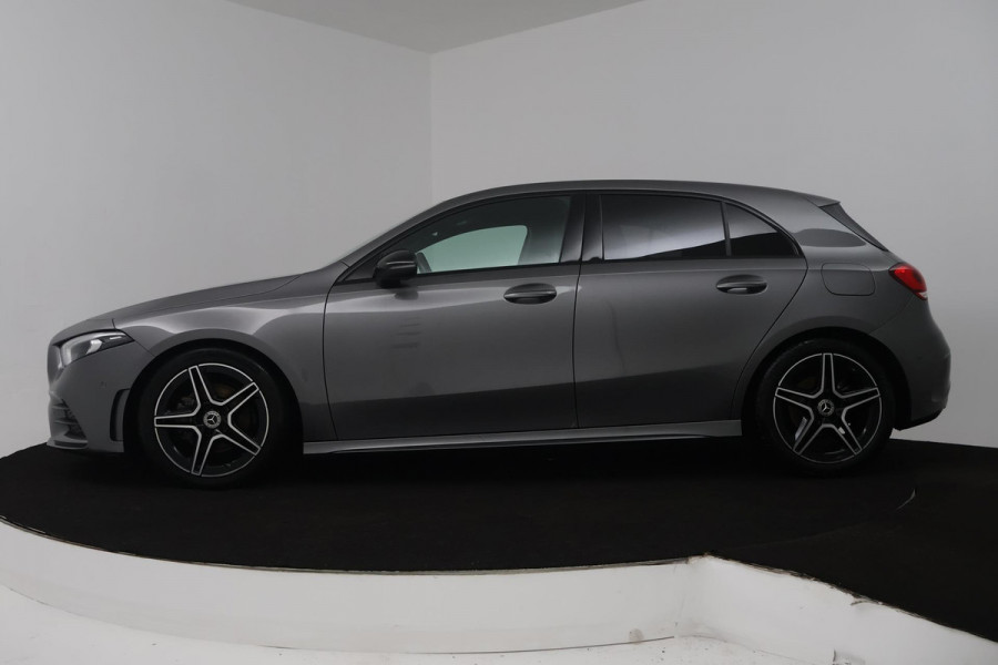 Mercedes-Benz A-Klasse 180 Business Solution AMG (SFEERVERLICHTING, ACHTERUITRIJCAMERA, STOELVERWARMING, NAVIGATIE, SENSOREN)