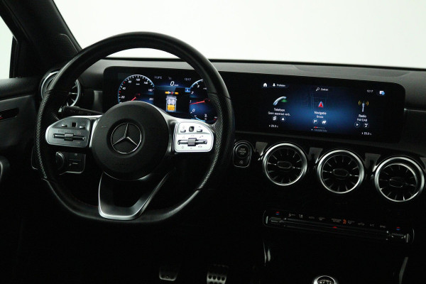 Mercedes-Benz A-Klasse 180 Business Solution AMG (SFEERVERLICHTING, ACHTERUITRIJCAMERA, STOELVERWARMING, NAVIGATIE, SENSOREN)