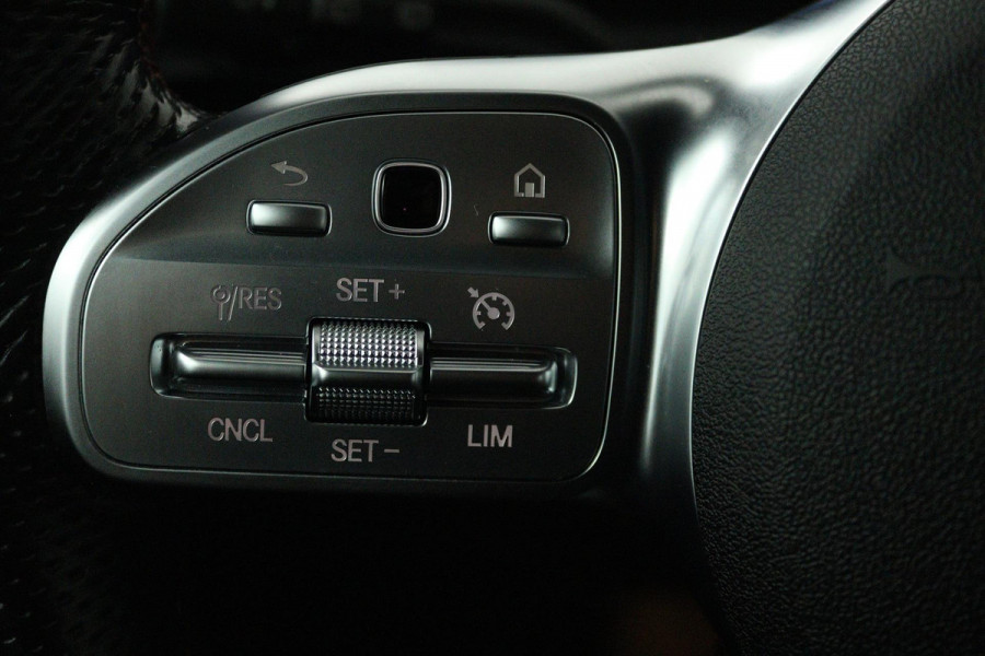 Mercedes-Benz A-Klasse 180 Business Solution AMG (SFEERVERLICHTING, ACHTERUITRIJCAMERA, STOELVERWARMING, NAVIGATIE, SENSOREN)