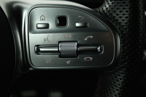 Mercedes-Benz A-Klasse 180 Business Solution AMG (SFEERVERLICHTING, ACHTERUITRIJCAMERA, STOELVERWARMING, NAVIGATIE, SENSOREN)