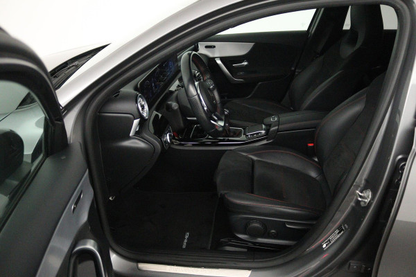 Mercedes-Benz A-Klasse 180 Business Solution AMG (SFEERVERLICHTING, ACHTERUITRIJCAMERA, STOELVERWARMING, NAVIGATIE, SENSOREN)