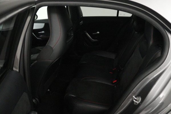 Mercedes-Benz A-Klasse 180 Business Solution AMG (SFEERVERLICHTING, ACHTERUITRIJCAMERA, STOELVERWARMING, NAVIGATIE, SENSOREN)
