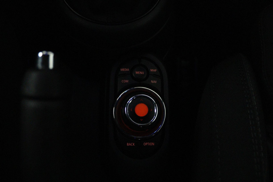 MINI Mini 1.5 Cooper Pepper (STOELVERWARMING, SFEERVERLICHTING, HEAD-UP, AUTOMAAT, PARKEERSENSOREN)