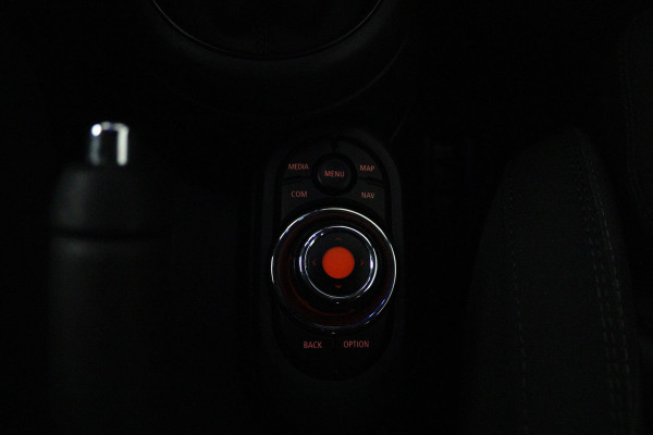 MINI Mini 1.5 Cooper Pepper (STOELVERWARMING, SFEERVERLICHTING, HEAD-UP, AUTOMAAT, PARKEERSENSOREN)