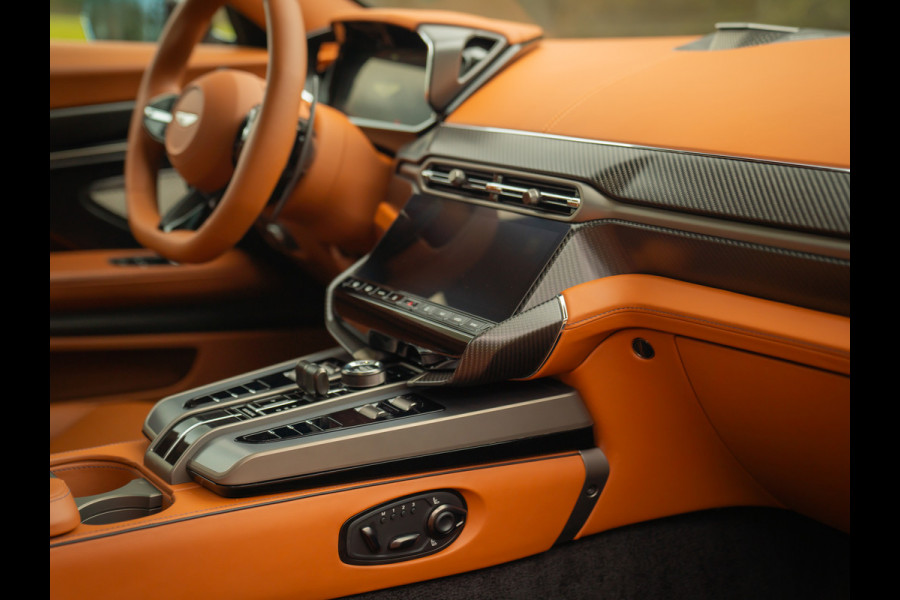 Aston Martin Vanquish | Minotaur Green | Bronze dreamlines | Carbon interior | Stoelventilatie