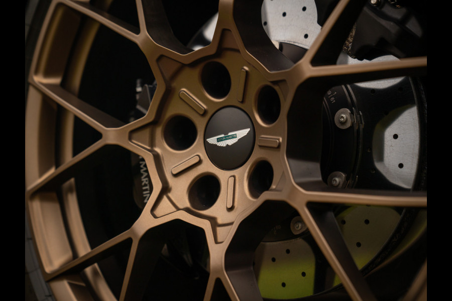 Aston Martin Vanquish | Minotaur Green | Bronze dreamlines | Carbon interior | Stoelventilatie