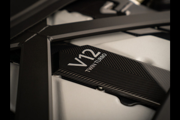 Aston Martin Vanquish | Minotaur Green | Bronze dreamlines | Carbon interior | Stoelventilatie