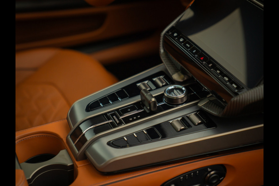 Aston Martin Vanquish | Minotaur Green | Bronze dreamlines | Carbon interior | Stoelventilatie