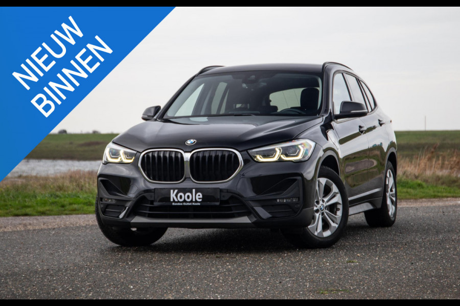 BMW X1 xDrive25e Executive CAMERA / CARPLAY / HEAD UP DISPLAY / LEDER / LED / CRUISE CONTROLE / STOELVERWARMING