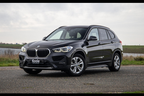 BMW X1 xDrive25e Executive CAMERA / CARPLAY / HEAD UP DISPLAY / LEDER / LED / CRUISE CONTROLE / STOELVERWARMING