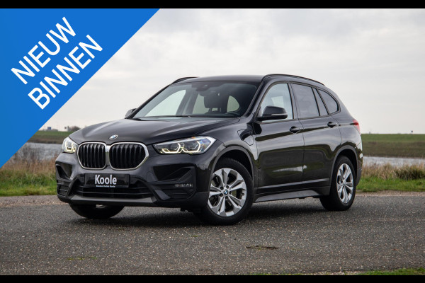 BMW X1 xDrive25e Executive CAMERA / CARPLAY / HEAD UP DISPLAY / LEDER / LED / CRUISE CONTROLE / STOELVERWARMING