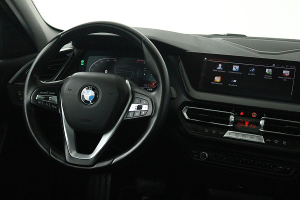 BMW 1-serie 118i Executive Edition (PANORAMADAK, DIGITALE COCKPIT, CRUISE CONTROL, NAVIGATIE, PARKEERSENSOREN)