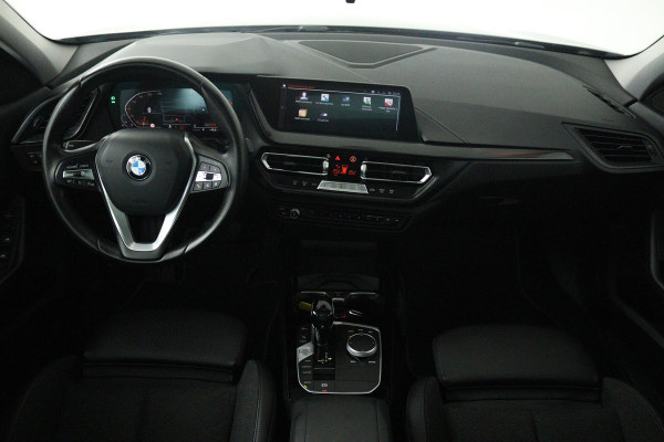 BMW 1-serie 118i Executive Edition (PANORAMADAK, DIGITALE COCKPIT, CRUISE CONTROL, NAVIGATIE, PARKEERSENSOREN)