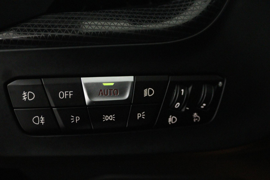 BMW 1-serie 118i Executive Edition (PANORAMADAK, DIGITALE COCKPIT, CRUISE CONTROL, NAVIGATIE, PARKEERSENSOREN)