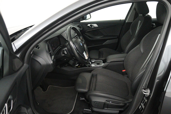 BMW 1-serie 118i Executive Edition (PANORAMADAK, DIGITALE COCKPIT, CRUISE CONTROL, NAVIGATIE, PARKEERSENSOREN)