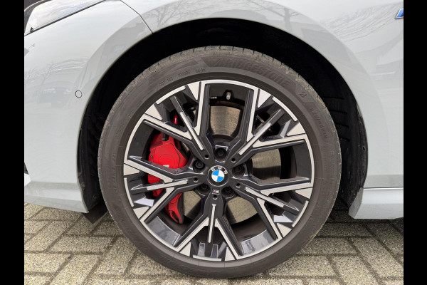 BMW 1-serie 120 M Sport Pro / Panoramadak / Head Up / Live Cockpit professional / Comforttoegang / Adaptief M-onderstel / Sportstoel / 360 Camera / Driving Assistant /