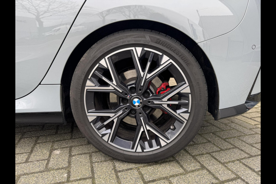 BMW 1-serie 120 M Sport Pro / Panoramadak / Head Up / Live Cockpit professional / Comforttoegang / Adaptief M-onderstel / Sportstoel / 360 Camera / Driving Assistant /
