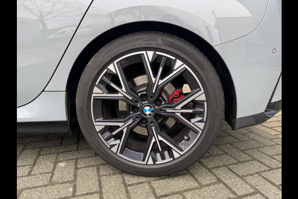 BMW 1-serie 120 M Sport Pro / Panoramadak / Head Up / Live Cockpit professional / Comforttoegang / Adaptief M-onderstel / Sportstoel / 360 Camera / Driving Assistant /