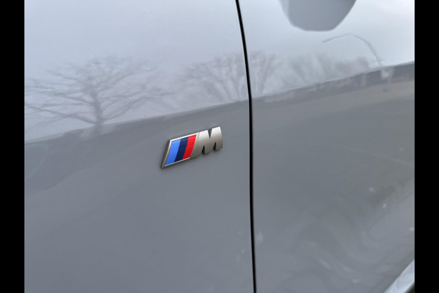 BMW 1-serie 120 M Sport Pro / Panoramadak / Head Up / Live Cockpit professional / Comforttoegang / Adaptief M-onderstel / Sportstoel / 360 Camera / Driving Assistant /