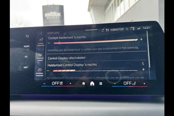 BMW 1-serie 120 M Sport Pro / Panoramadak / Head Up / Live Cockpit professional / Comforttoegang / Adaptief M-onderstel / Sportstoel / 360 Camera / Driving Assistant /