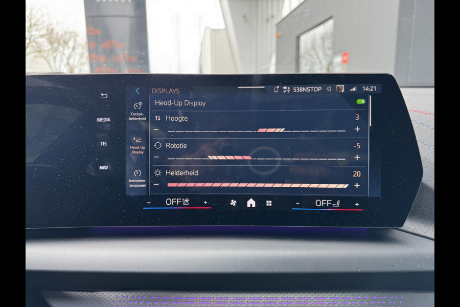 BMW 1-serie 120 M Sport Pro / Panoramadak / Head Up / Live Cockpit professional / Comforttoegang / Adaptief M-onderstel / Sportstoel / 360 Camera / Driving Assistant /