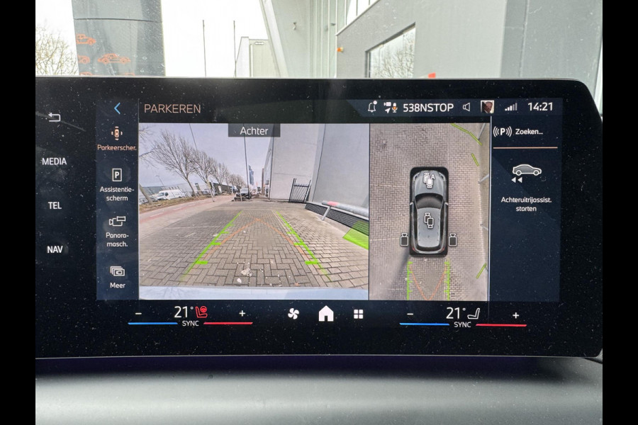 BMW 1-serie 120 M Sport Pro / Panoramadak / Head Up / Live Cockpit professional / Comforttoegang / Adaptief M-onderstel / Sportstoel / 360 Camera / Driving Assistant /