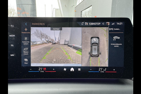 BMW 1-serie 120 M Sport Pro / Panoramadak / Head Up / Live Cockpit professional / Comforttoegang / Adaptief M-onderstel / Sportstoel / 360 Camera / Driving Assistant /