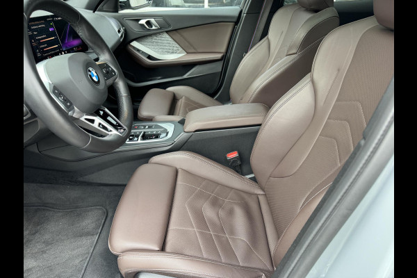 BMW 1-serie 120 M Sport Pro / Panoramadak / Head Up / Live Cockpit professional / Comforttoegang / Adaptief M-onderstel / Sportstoel / 360 Camera / Driving Assistant /