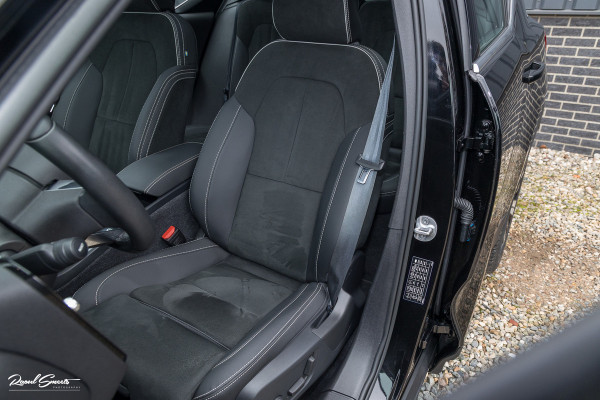 Volvo XC40 1.5 T4 Plug-in hybrid Ultimate Bright | Panorama dak | Zwenkbare trekhaak | Adaptieve cruise | Memory | Blis |