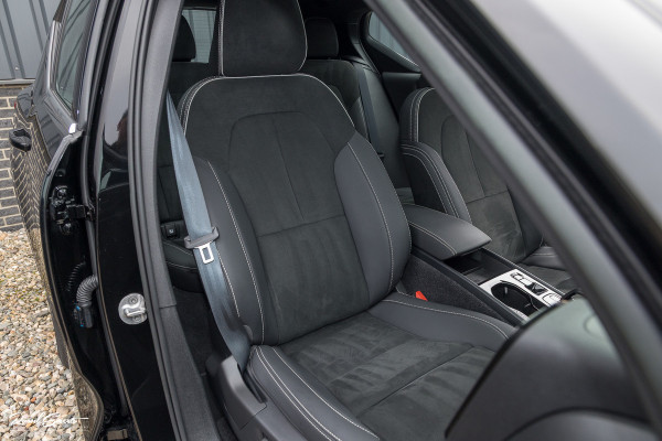 Volvo XC40 1.5 T4 Plug-in hybrid Ultimate Bright | Panorama dak | Zwenkbare trekhaak | Adaptieve cruise | Memory | Blis |