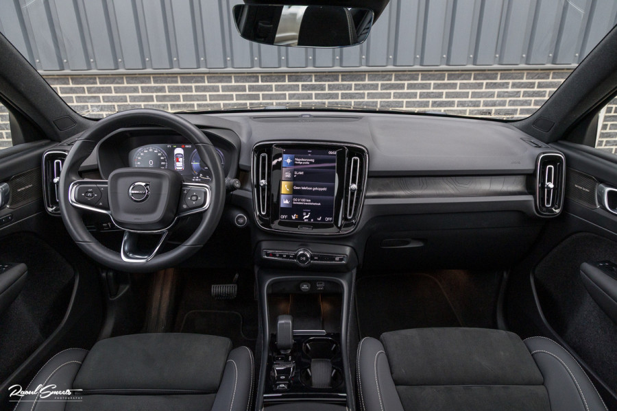 Volvo XC40 1.5 T4 Plug-in hybrid Ultimate Bright | Panorama dak | Zwenkbare trekhaak | Adaptieve cruise | Memory | Blis |