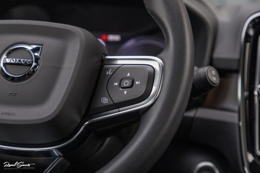 Volvo XC40 1.5 T4 Plug-in hybrid Ultimate Bright | Panorama dak | Zwenkbare trekhaak | Adaptieve cruise | Memory | Blis |