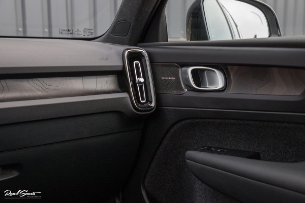 Volvo XC40 1.5 T4 Plug-in hybrid Ultimate Bright | Panorama dak | Zwenkbare trekhaak | Adaptieve cruise | Memory | Blis |