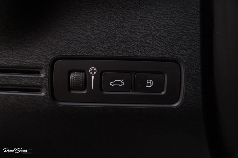 Volvo XC40 1.5 T4 Plug-in hybrid Ultimate Bright | Panorama dak | Zwenkbare trekhaak | Adaptieve cruise | Memory | Blis |