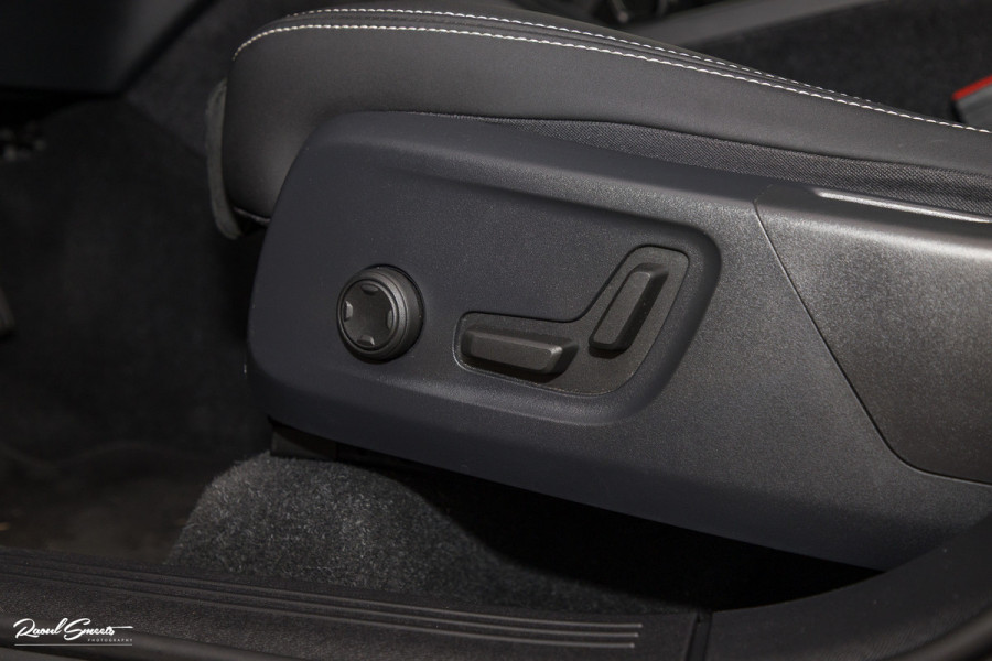 Volvo XC40 1.5 T4 Plug-in hybrid Ultimate Bright | Panorama dak | Zwenkbare trekhaak | Adaptieve cruise | Memory | Blis |