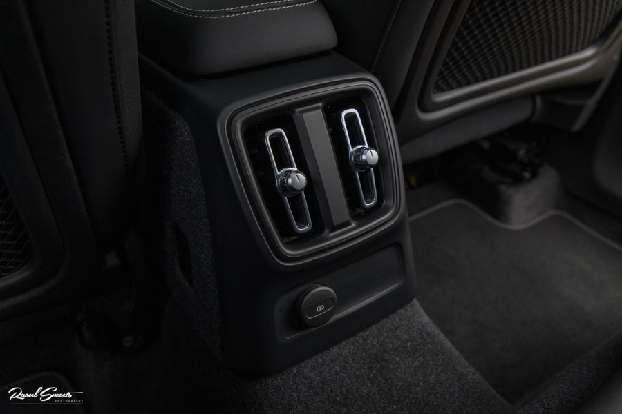 Volvo XC40 1.5 T4 Plug-in hybrid Ultimate Bright | Panorama dak | Zwenkbare trekhaak | Adaptieve cruise | Memory | Blis |