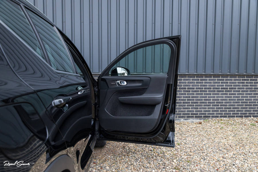 Volvo XC40 1.5 T4 Plug-in hybrid Ultimate Bright | Panorama dak | Zwenkbare trekhaak | Adaptieve cruise | Memory | Blis |