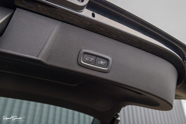 Volvo XC40 1.5 T4 Plug-in hybrid Ultimate Bright | Panorama dak | Zwenkbare trekhaak | Adaptieve cruise | Memory | Blis |