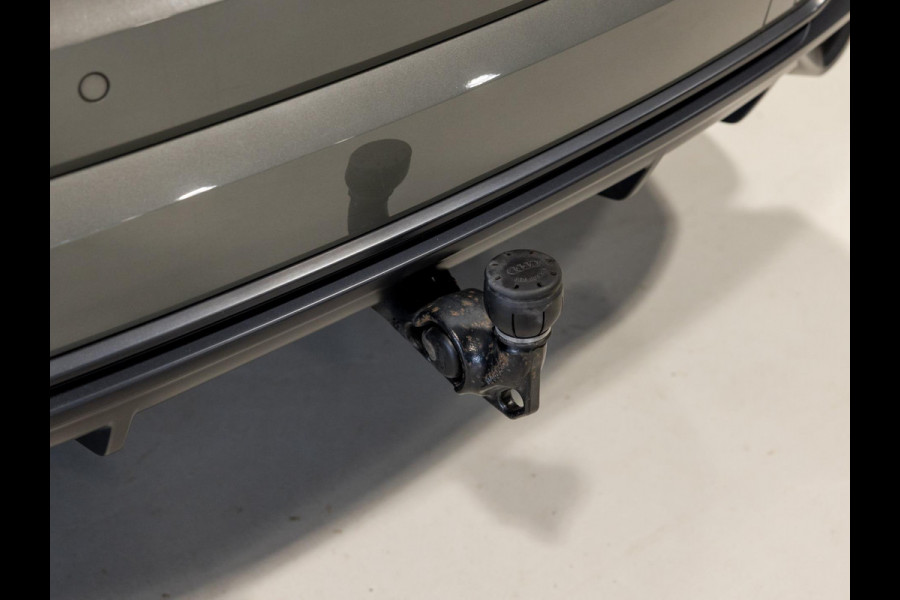 Audi Q3 40 TFSI quattro S Line edition one / 190pk / Trekhaak / Panorama dak / Stoelverwarming /