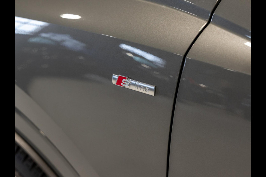 Audi Q3 40 TFSI quattro S Line edition one / 190pk / Trekhaak / Panorama dak / Stoelverwarming /