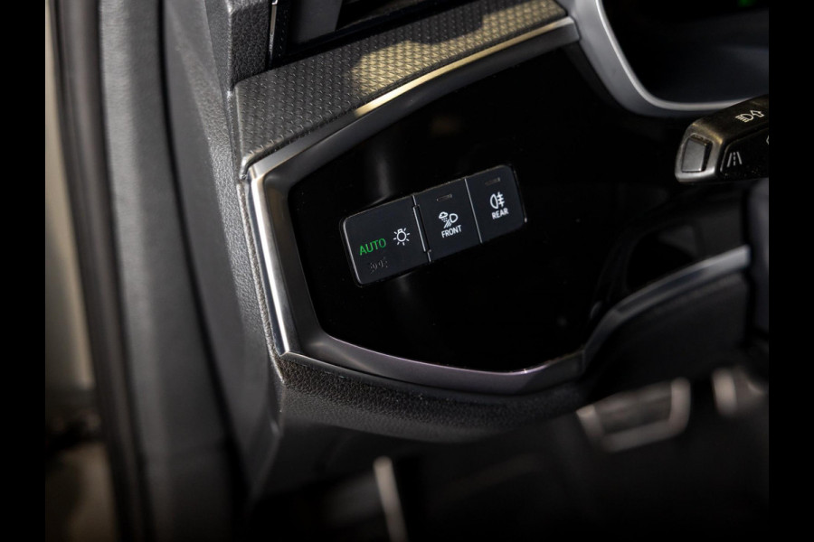 Audi Q3 40 TFSI quattro S Line edition one / 190pk / Trekhaak / Panorama dak / Stoelverwarming /