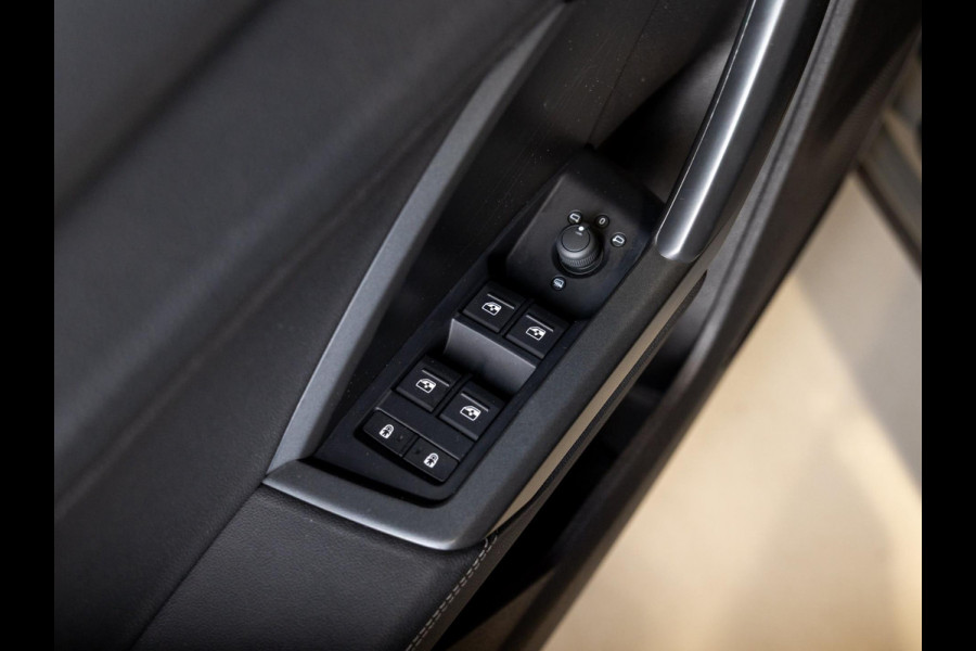 Audi Q3 40 TFSI quattro S Line edition one / 190pk / Trekhaak / Panorama dak / Stoelverwarming /